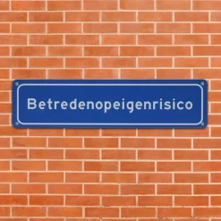 Metalen bord Betreden